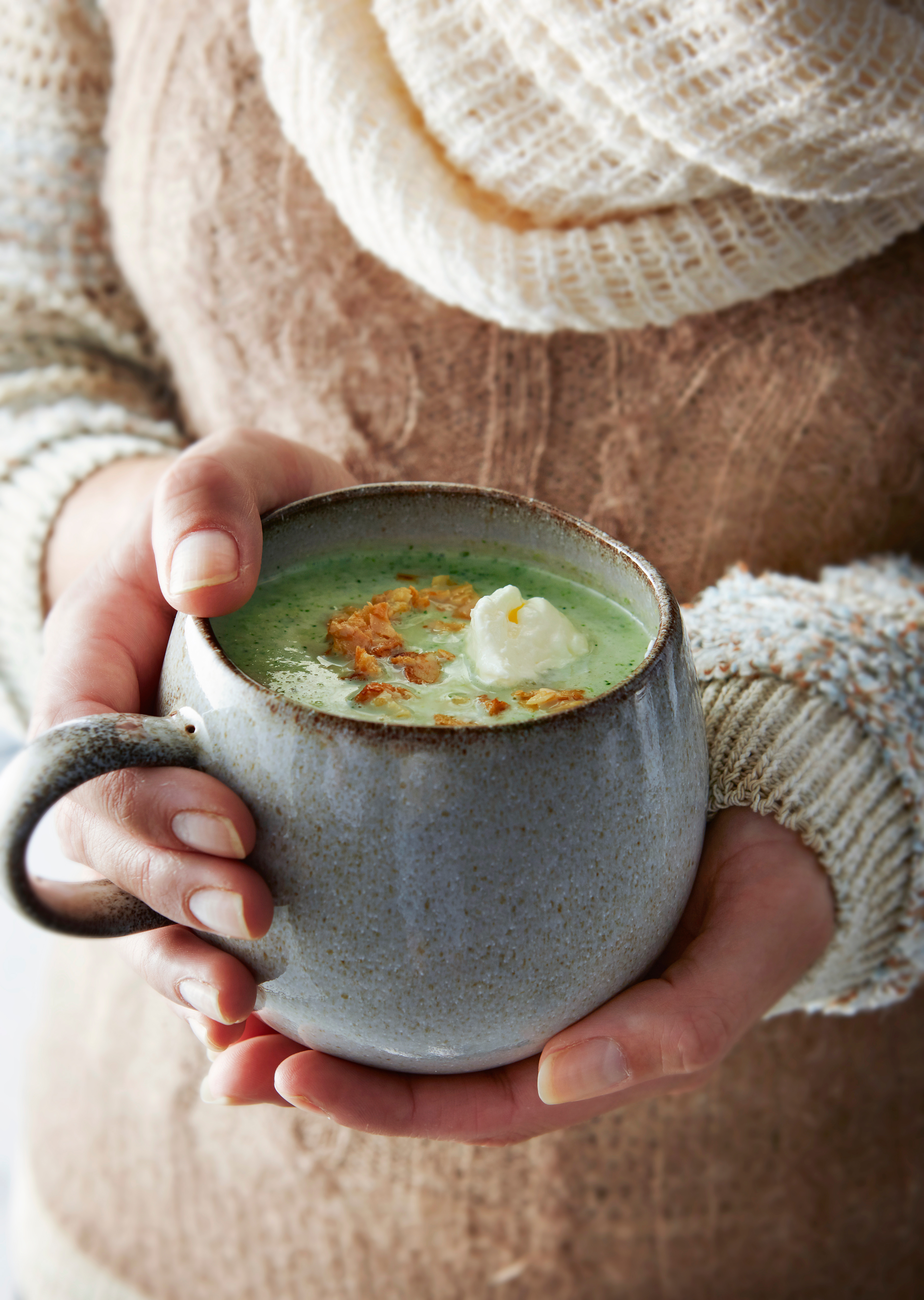 Broccoli-amandelsoep met roquefort en amandelcrunch