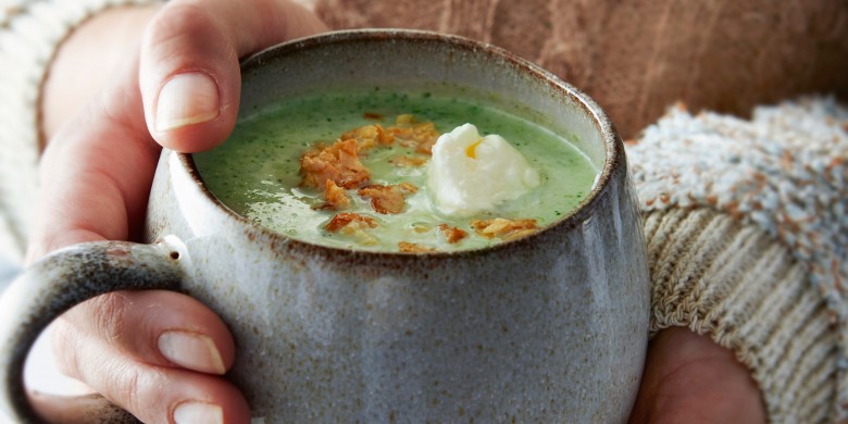 Broccoli-amandelsoep met roquefort en amandelcrunch