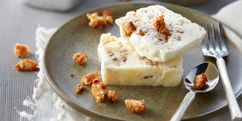 Pecan-semifreddo met bitterkoekjes