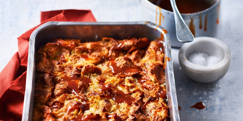 Croissant-broodpudding met toffeesaus