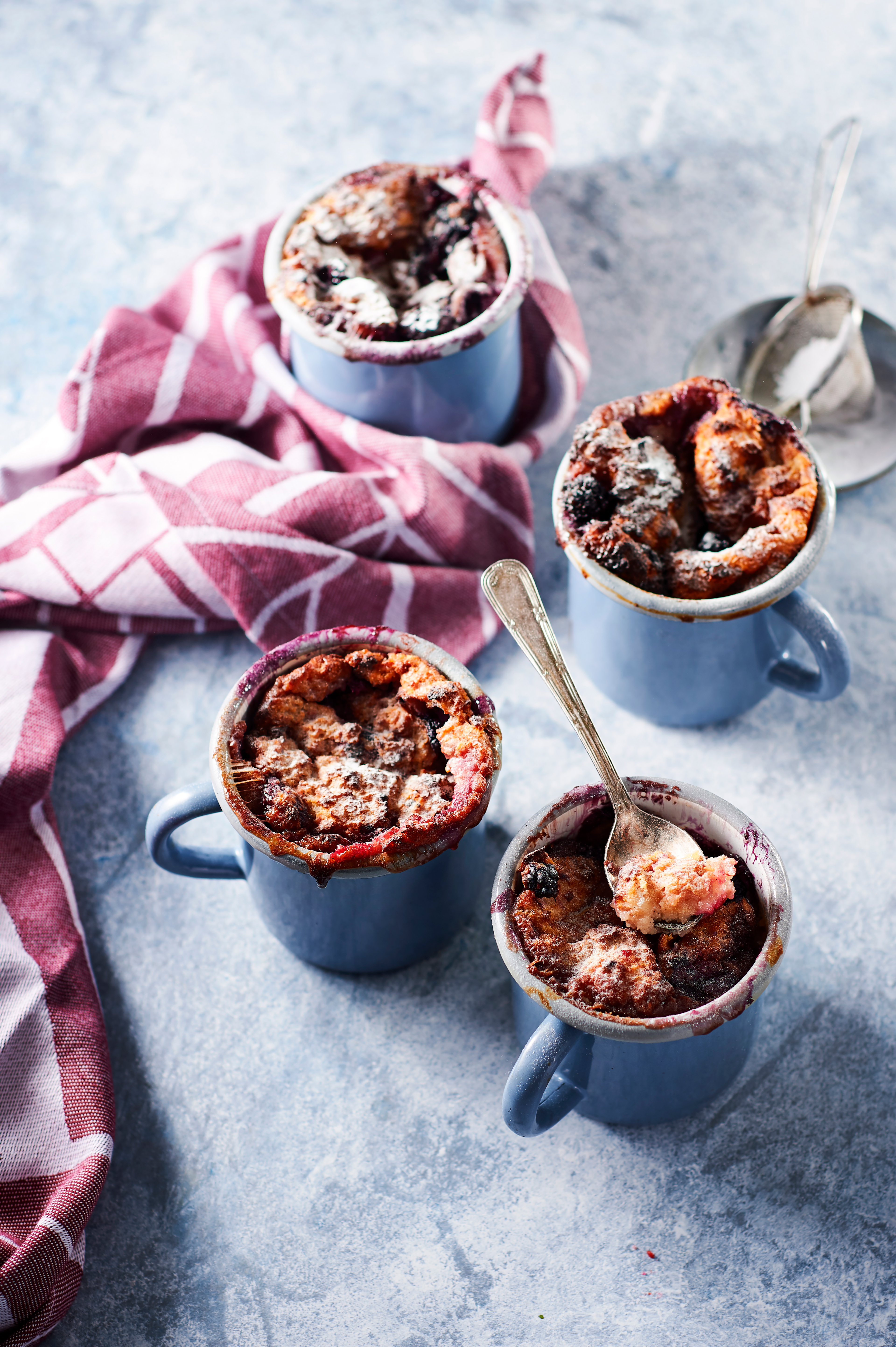 Broodpudding in een mok met vanille en bosvruchten