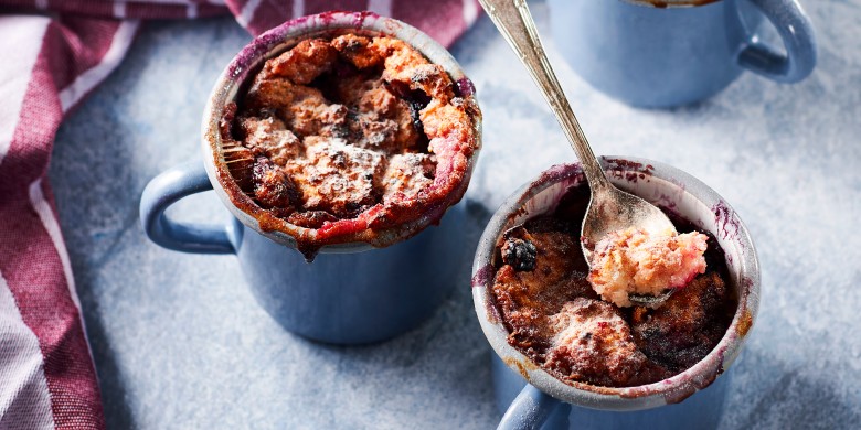 Broodpudding in een mok met vanille en bosvruchten