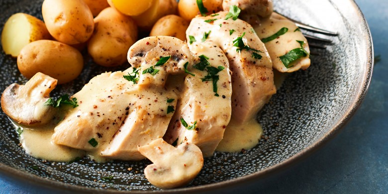 Kip in romige mosterdsaus