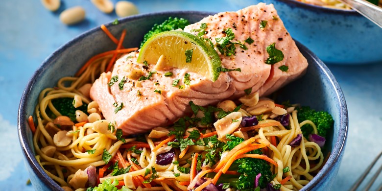 Oosterse koolsalade met mie en gepocheerde zalm