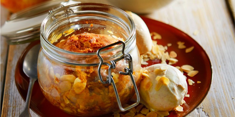 Geweckte kerstcakejes met appel en amandelen