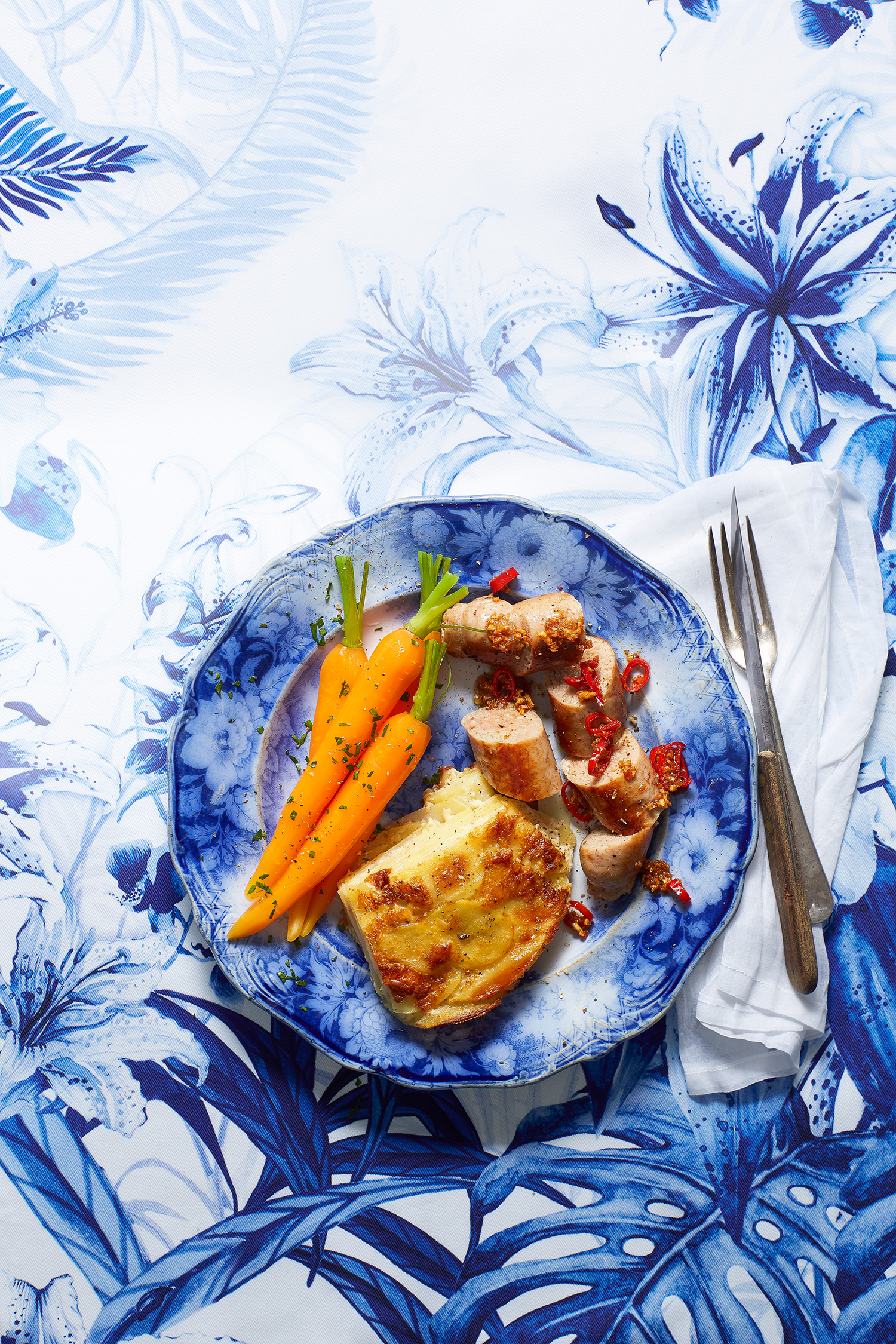 Aardappelgratin met saucijzen, wortel en pittige jus