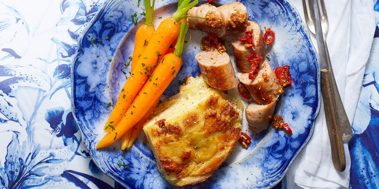 Aardappelgratin met saucijzen, wortel en pittige jus