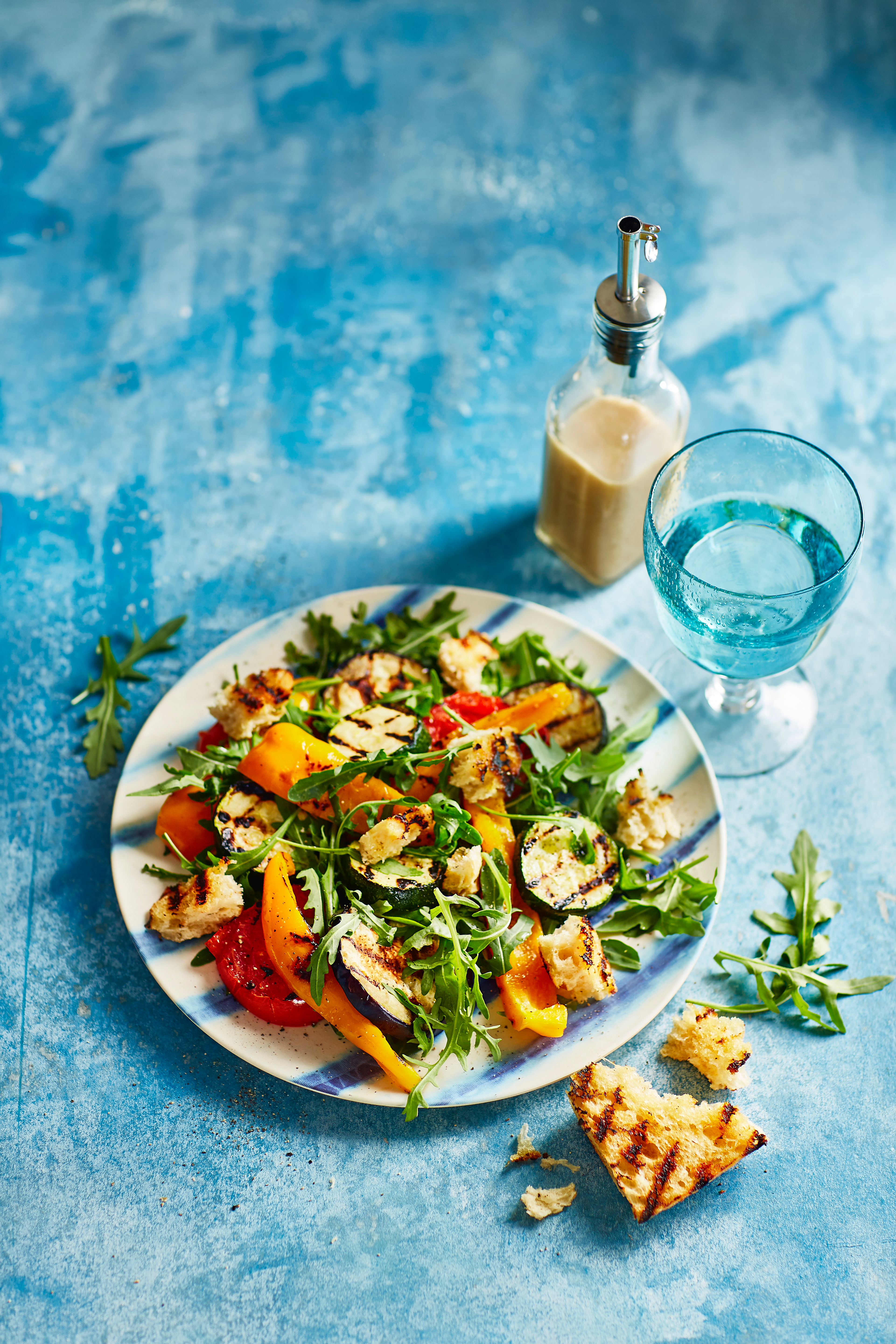 Gegrilde groentesalade met knoflookcroutons en ansjovisdressing