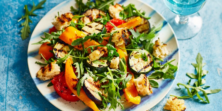 Gegrilde groentesalade met knoflookcroutons en ansjovisdressing