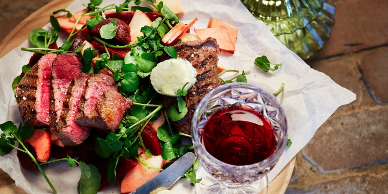 Gegrilde biefstuk met fruitige bietensalade