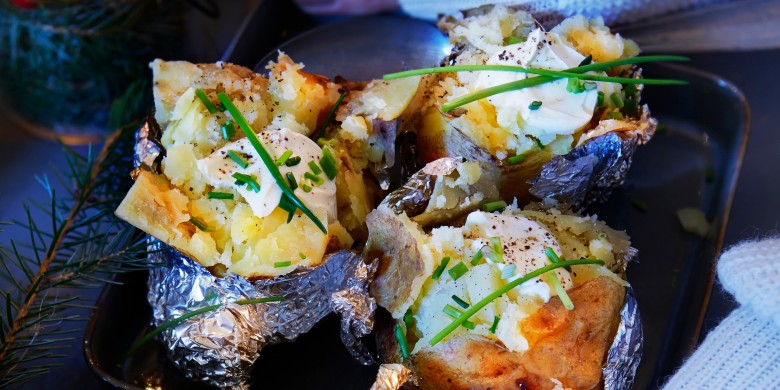 Gepofte aardappels met bieslook en crème fraîche