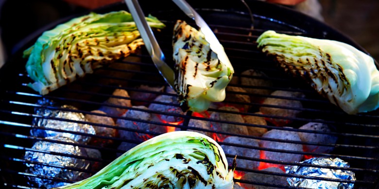 Geroosterde spitskool met gekaramelliseerde ui