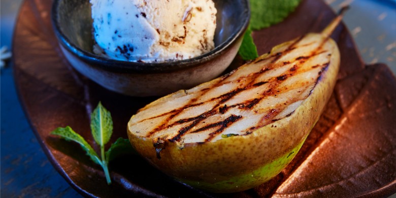 Peer van de barbecue met stracciatella-ijs