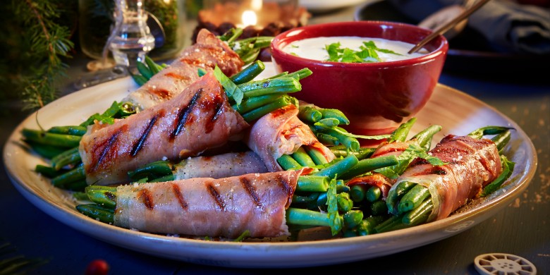 Sperziebonenpakketjes met parmaham en kruidige yoghurtsaus