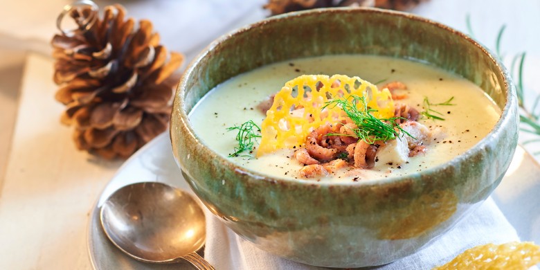 Venkelsoep met gerookte forel en garnalen