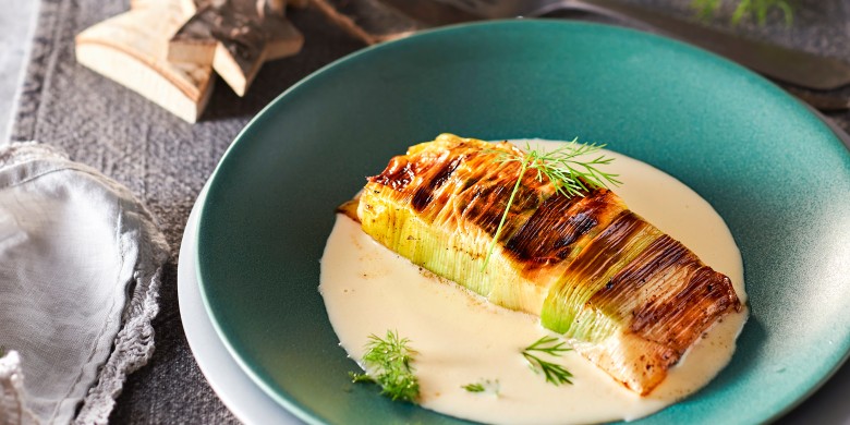 Zalm in gekaramelliseerde prei met wittewijnsaus