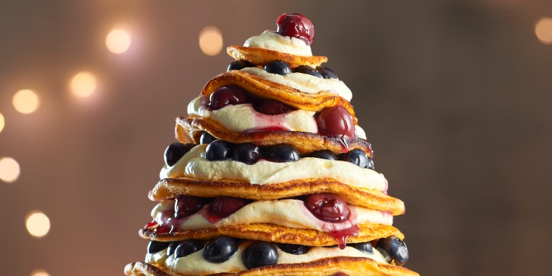 Pancakes met blauwe bessen en kersen
