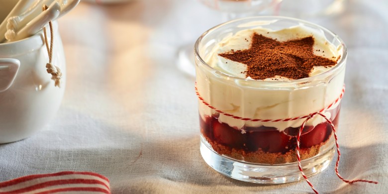 Cheesecake-potjes met speculaas en kersen