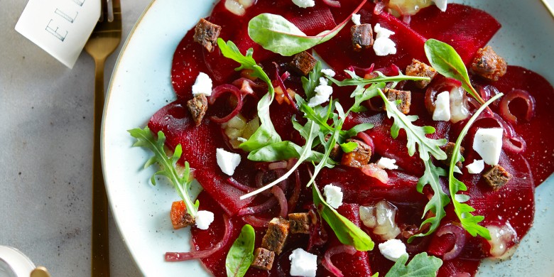Bietencarpaccio met geitenkaas en gekaramelliseerde ui