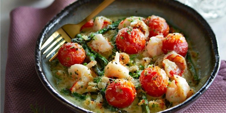 Gegratineerde gamba's met groene asperges en tomaatjes