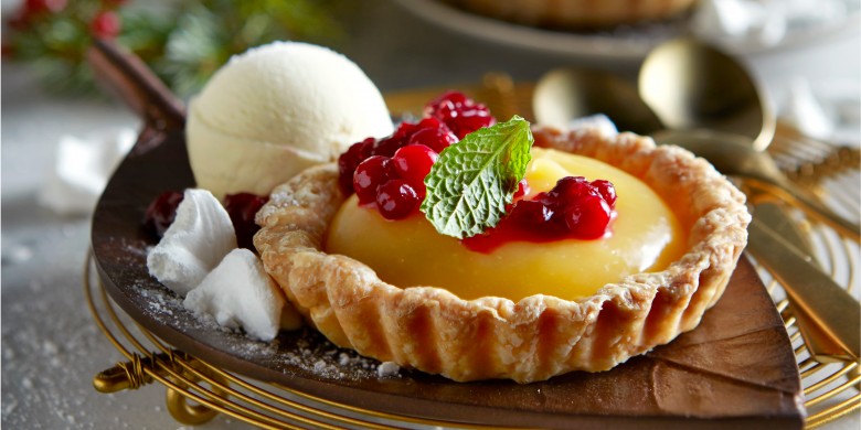 Lemon curd-taartjes met meringue en vanille-ijs