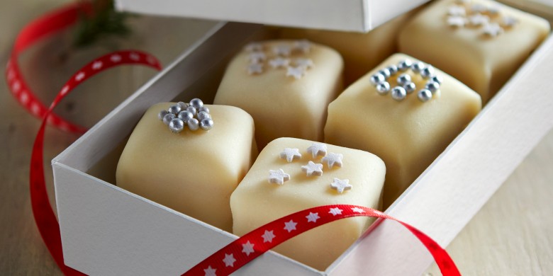 Petitfours met sinaasappel en kokos