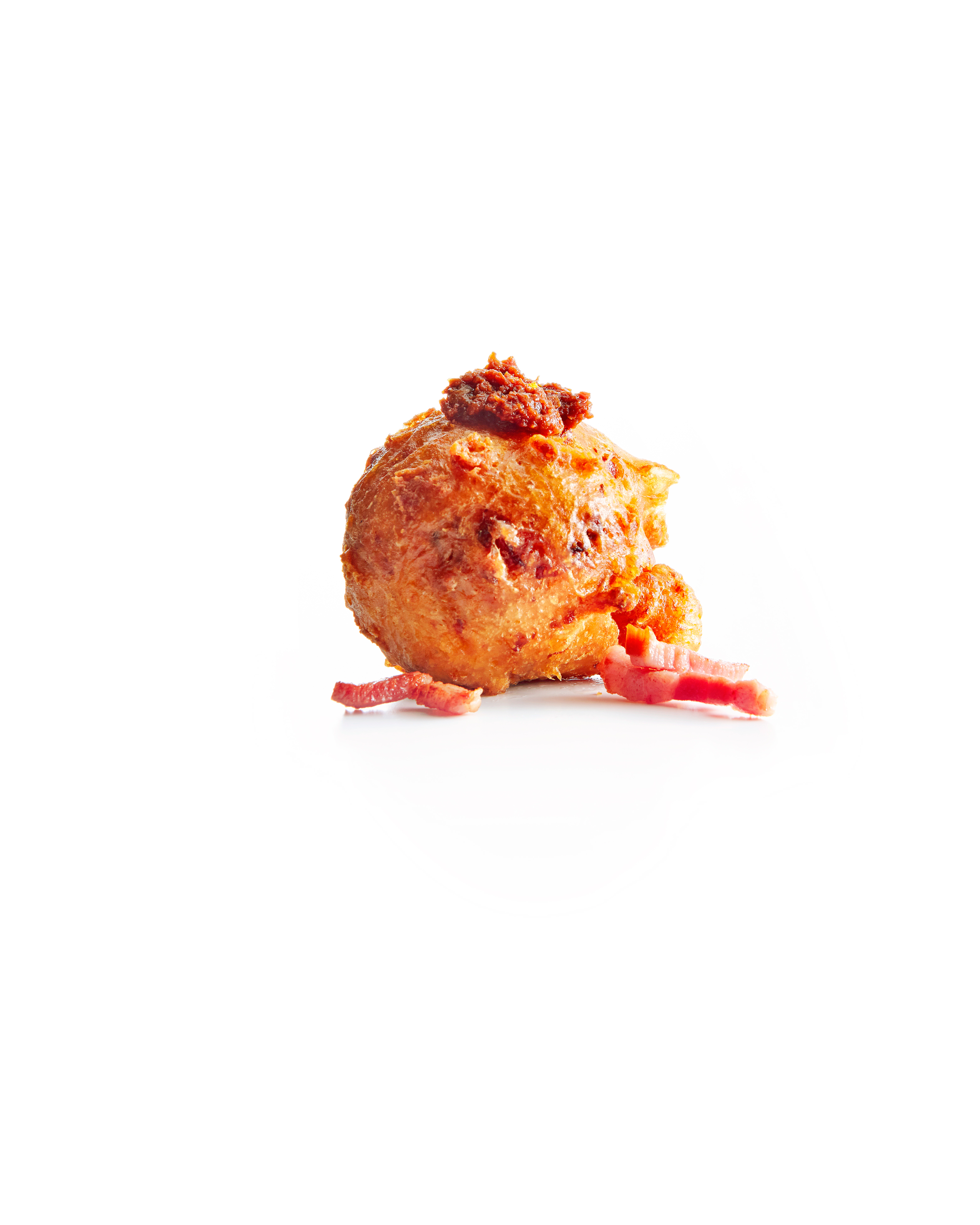 Oliebollen met spekjes en rode pesto