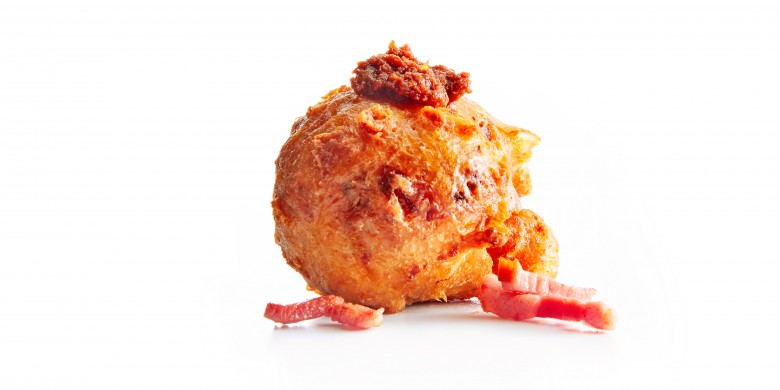 Oliebollen met spekjes en rode pesto