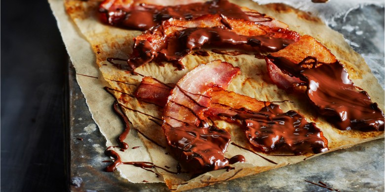 Krokante baconstrip met spicy chocoladedip