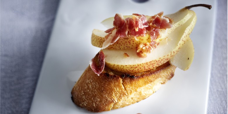 Crostini met olijfolie, peer en pancettakruimels