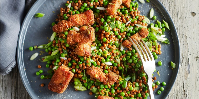 Linzensalade met gepaneerde speklapreepjes