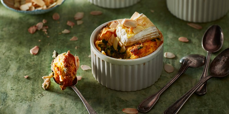 Soufflé van pompoenstamppot met camembert