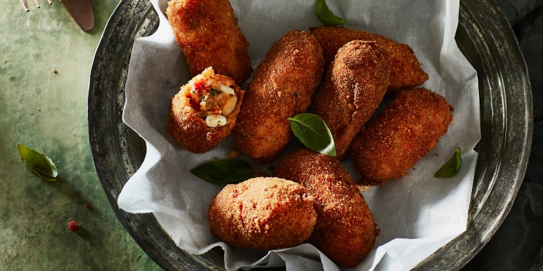 Kroketjes van tomatenstamppot met feta en pijnboompitten