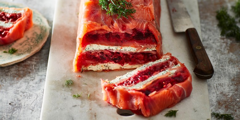 Terrine van biet-wortelstamppot met gerookte zalm