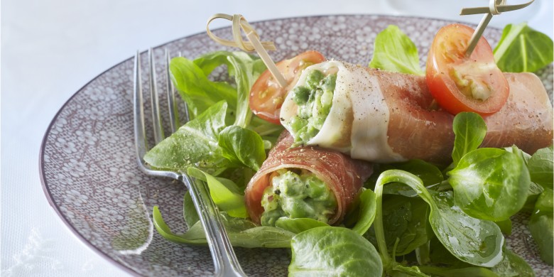 Parmarolletjes met doperwtenmousse