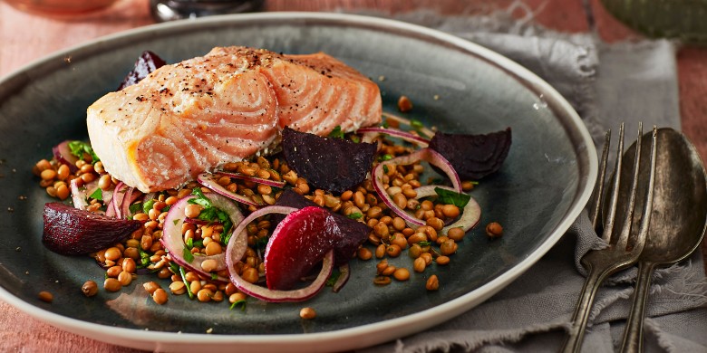 Zalm uit de oven met bietjes en linzen
