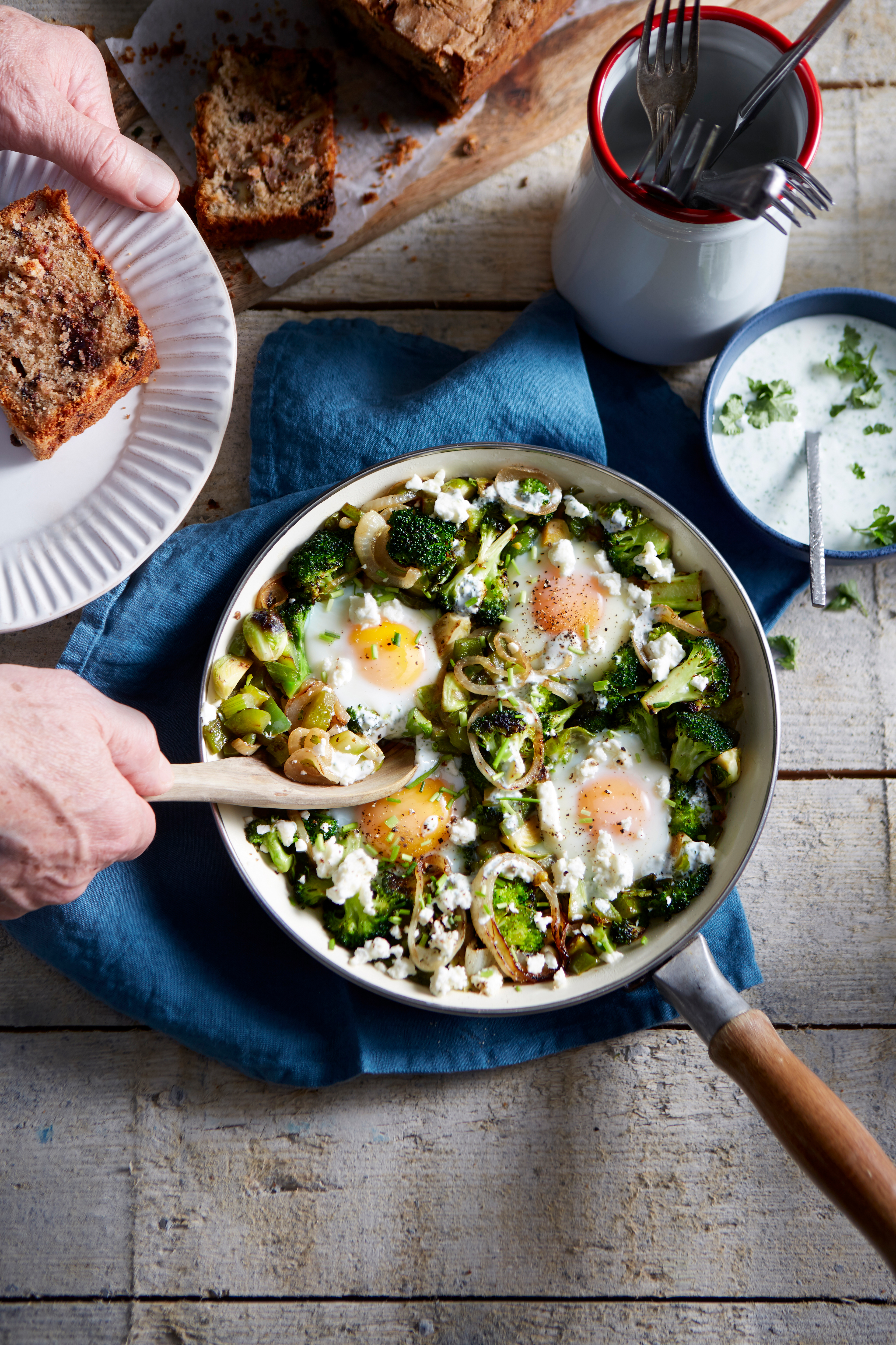 Groene shakshuka met peterselieyoghurt