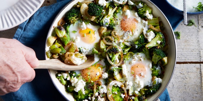 Groene shakshuka met peterselieyoghurt