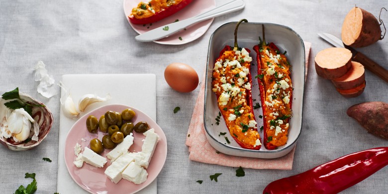 Gevulde puntpaprika met puree van zoete aardappel, feta en olijven