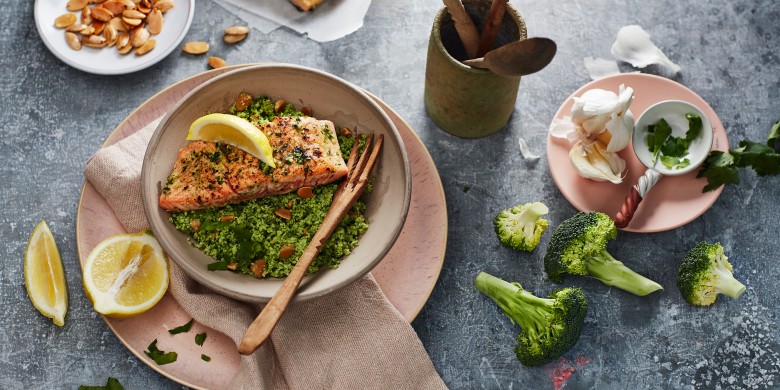 Couscous van broccoli met amandel en geroosterde zalmfilet