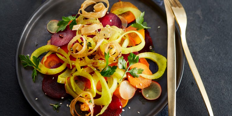 Salade van kurkuma-pickles met filokrullen