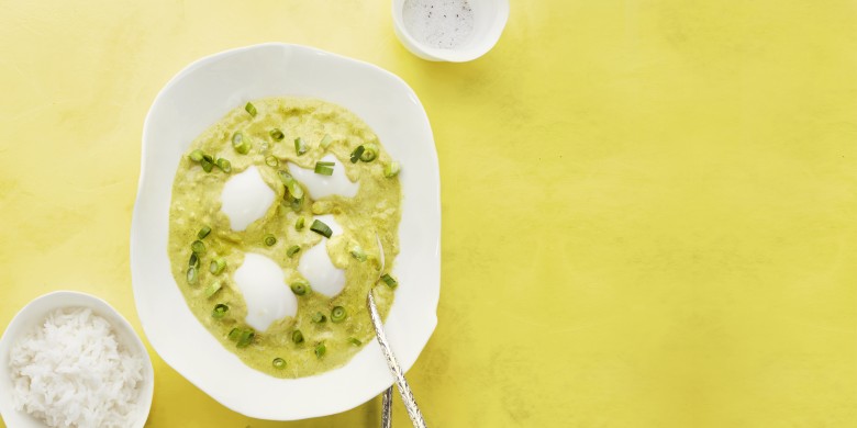 Curry-eieren in kokossaus
