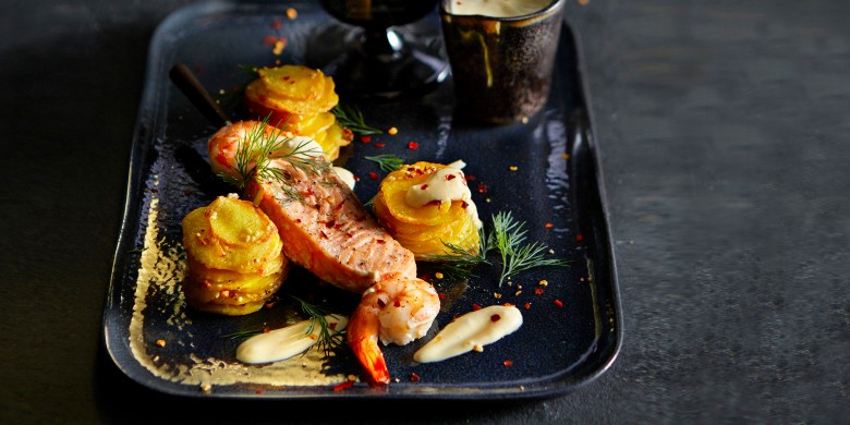 Visspies met gekruide pommes Anna en pikante kurkumayoghurt