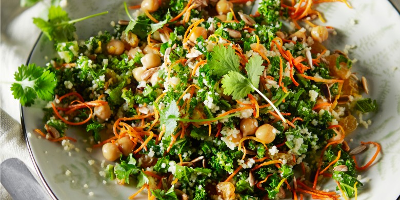 Boerenkoolsalade met geroosterde wortel en couscous