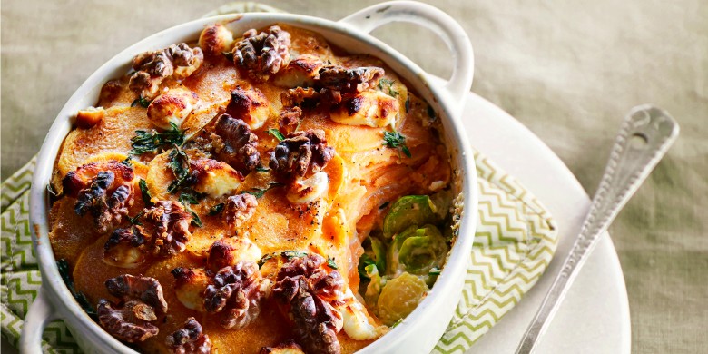Gratin van zoete aardappel en spruitjes met geitenkaas