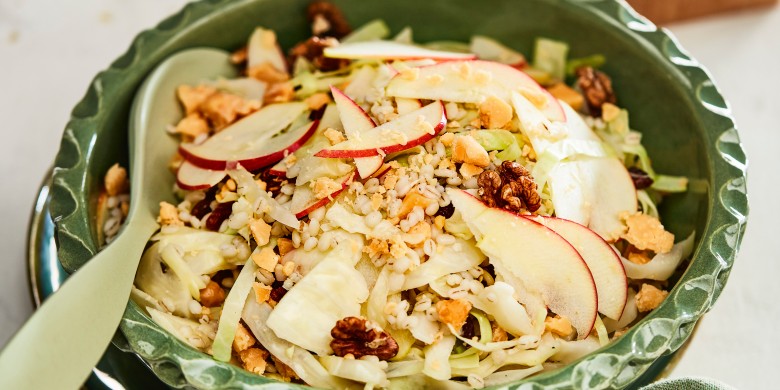 Lauwwarme fruitige koolsalade met parelgort