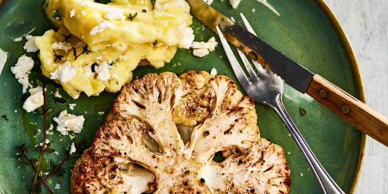 Geroosterde kruidige bloemkool met aardappelpuree en feta