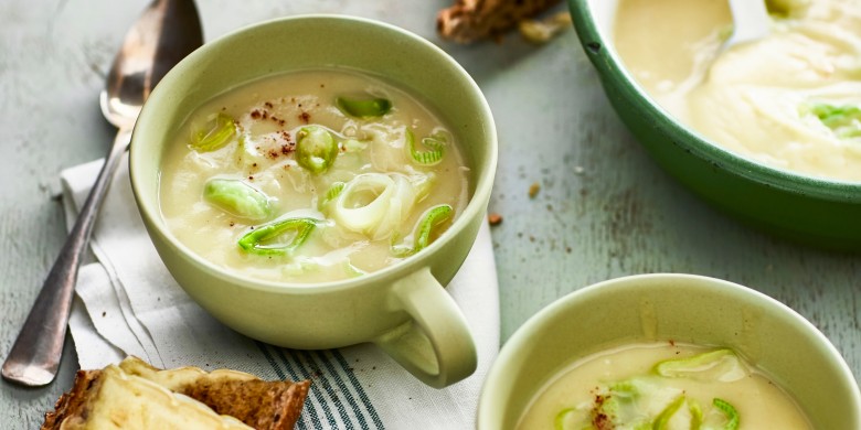 Romige knolselderijsoep met gegratineerd stokbrood