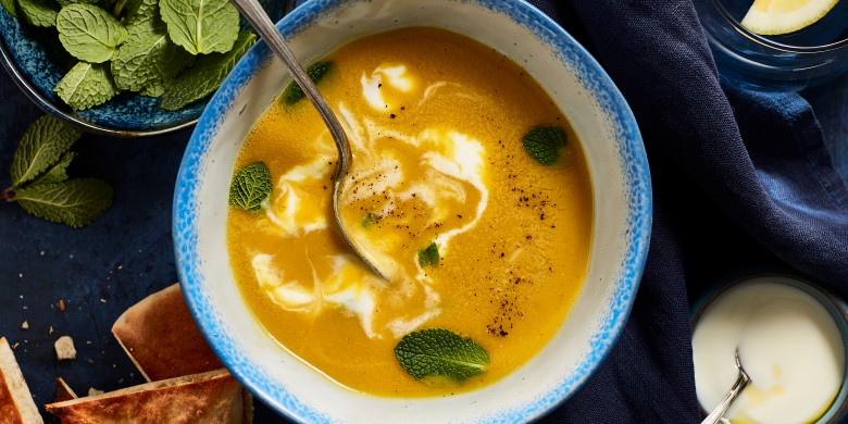 Kokos-linzensoep met pitapuntjes