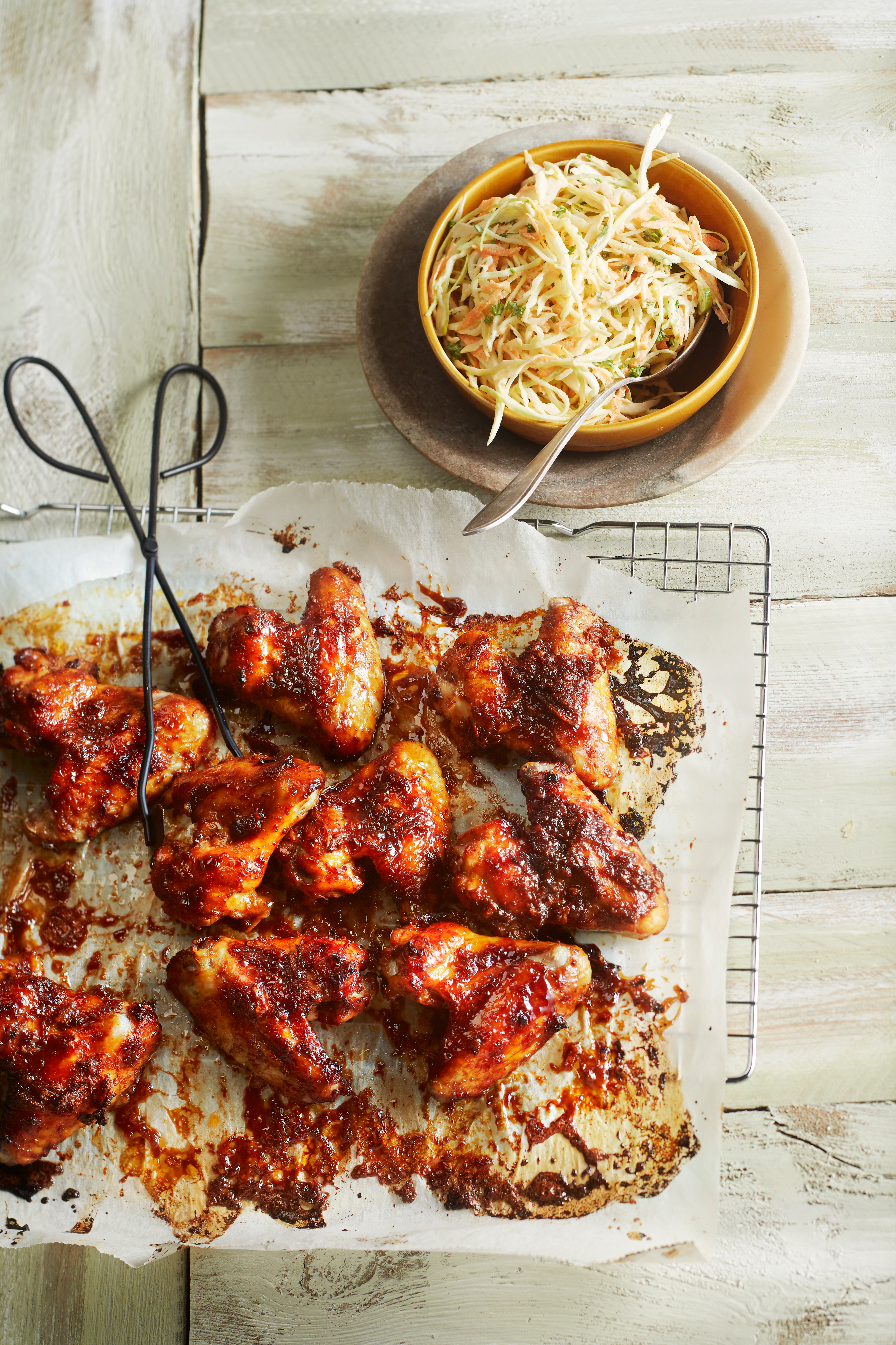 Sticky ginger chicken wings met frisse koolsalade